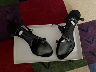 Zapatos de tacón Archi negros con pedrería