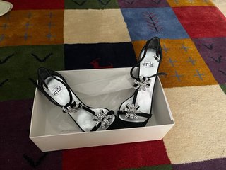 Zapatos de tacón Archi negros con pedrería