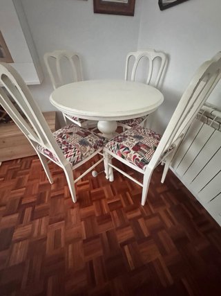 Conjunto Mesa blanca tiza y sillas tapizadas