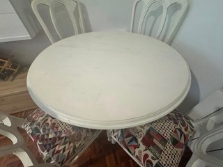 Conjunto Mesa blanca tiza y sillas tapizadas