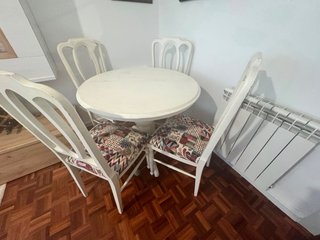 Conjunto Mesa blanca tiza y sillas tapizadas