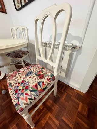 Conjunto Mesa blanca tiza y sillas tapizadas