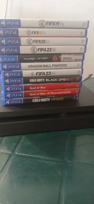 PlayStation 4 con 3 mandos y 11 juegos