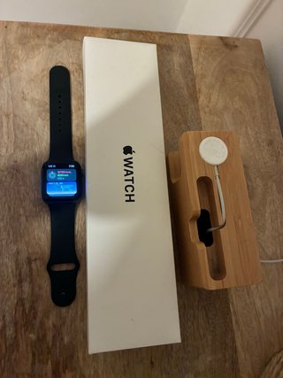 Apple Watch SE 44mm (Aluminio Negro) + Caja + Sopo