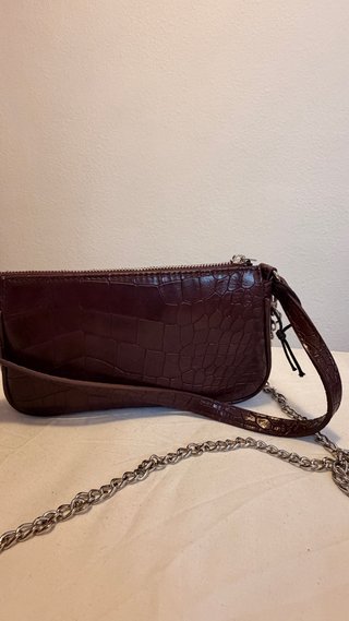 Bolso de mano marrón con cadena