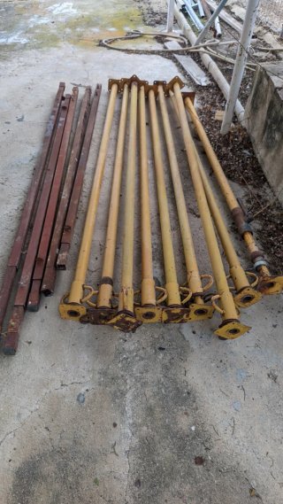 Puntales y andamio de obra