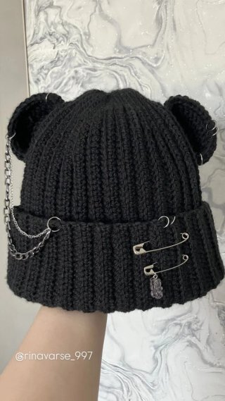 Gorro de lana negro con orejas y cadenas