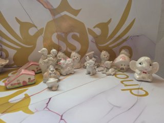 Conjunto di figurine in ceramica