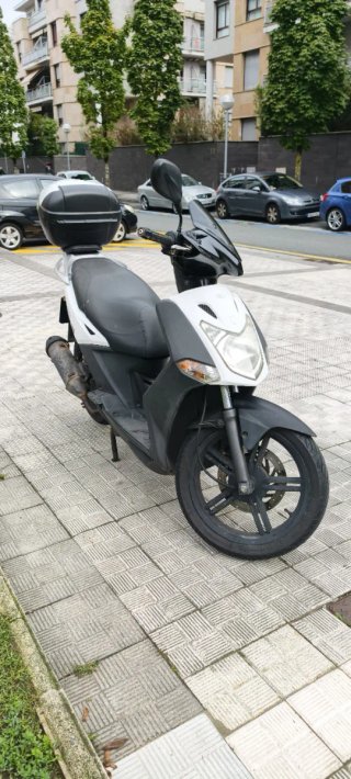 Scooter Kymco Agility Blanco y Negro