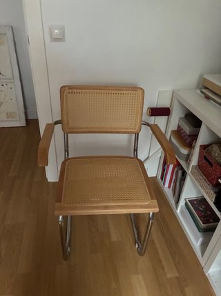 Silla de diseño con ratán y madera