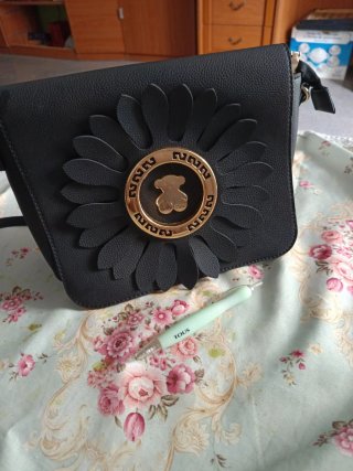 Bolso y bolígrafo Tous