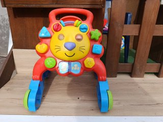 Andador correpasillos infantil león