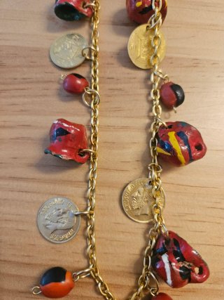 Collar Dorado con Monedas y Abalorios