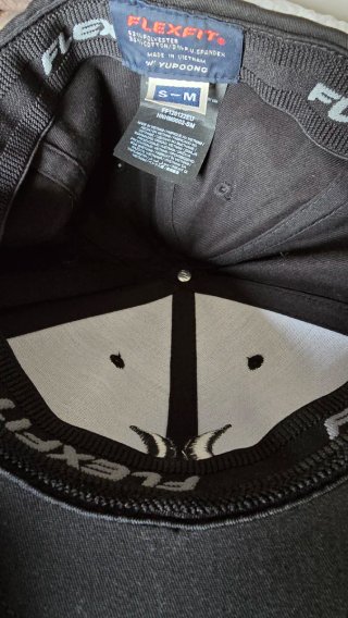 Chaleco de hombre con gorra negra