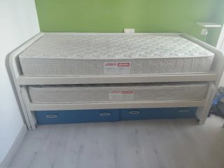 Cama Nido Infantil con mesilla a juego.