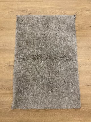 Alfombra gris de poliéster