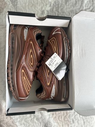 Nike Air Max Plus x Supreme Marrón