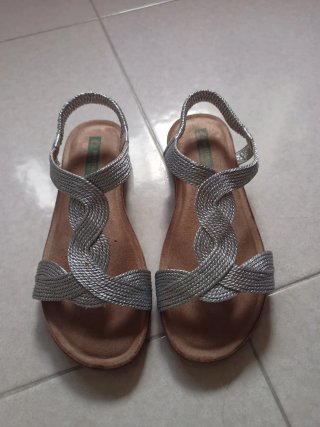 Sandalias plateadas trenzadas