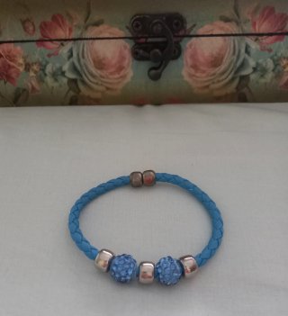 Pulsera turquesa con piedras brillantes