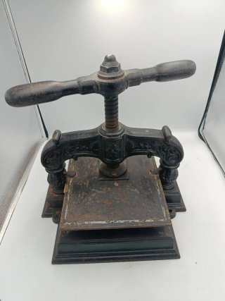 ANTIGUA PRENSA DE HIERRO