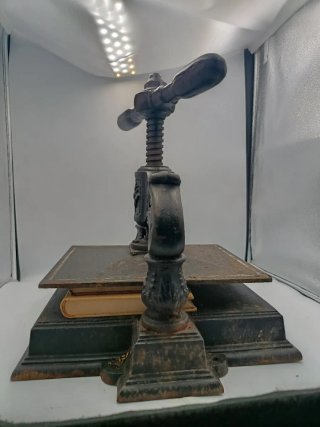 ANTIGUA PRENSA DE HIERRO