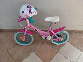 Bici bambina rosa Minnie con caschetto.