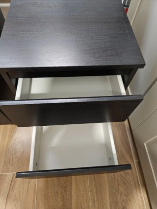 Mesitas de noche Ikea madera oscura