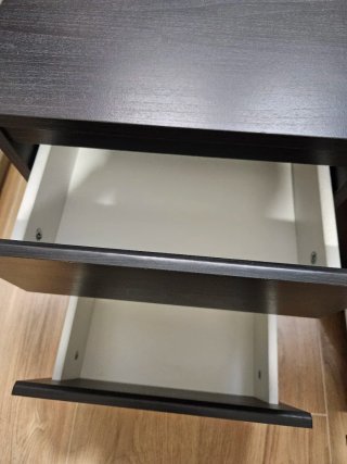 Mesitas de noche Ikea madera oscura