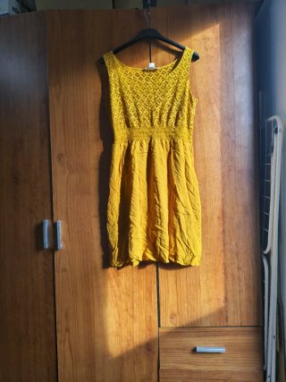 Vestido amarillo de encaje