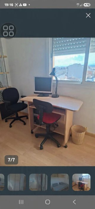 Habitación completa con escritorio y sillas