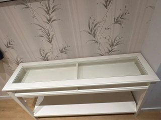 Mueble recibidor blanco con cristal