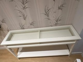 Mueble recibidor blanco con cristal