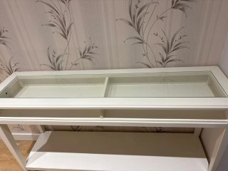 Mueble recibidor blanco con cristal