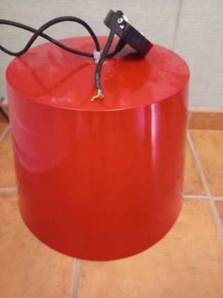 Lámpara colgante roja cilíndrica
