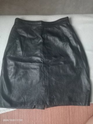 Falda de piel negra