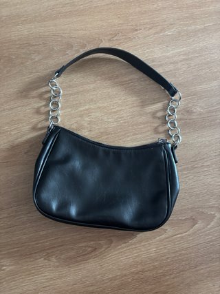 Bolso Negro con Cadena