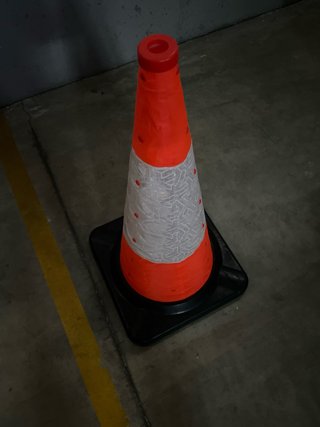 Cono de señalización plegable
