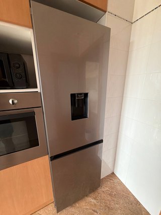 Nevera Samsung 185cm con dispensador de agua
