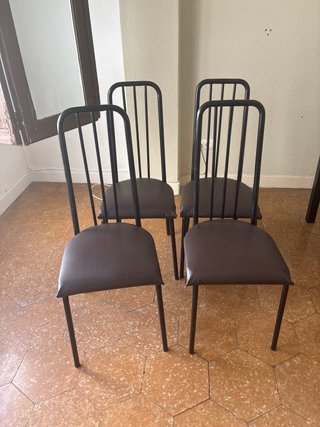 Sillas, mesa centro, espejos, mueble