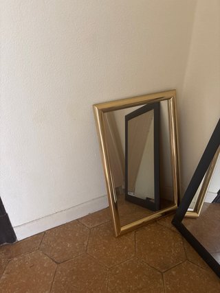 Sillas, mesa centro, espejos, mueble