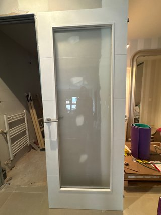 Puerta de paso con cristal lacada en blanco.