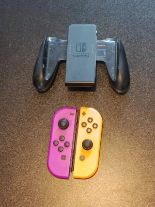 Joy-Cons Morado y Amarillo y Soporte para Joy-Cons
