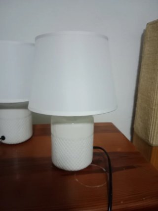 2 lámparas de mesa blancas y lampara de pared