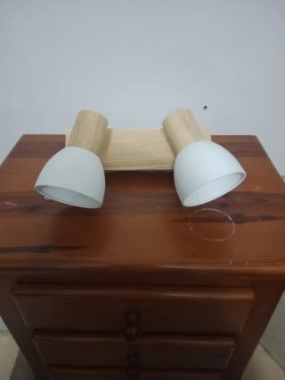 2 lámparas de mesa blancas y lampara de pared