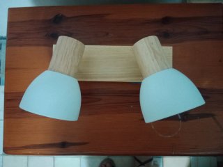 2 lámparas de mesa blancas y lampara de pared