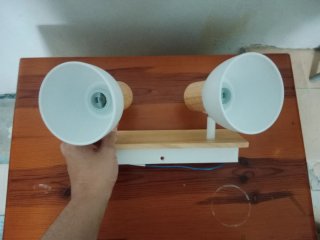 2 lámparas de mesa blancas y lampara de pared