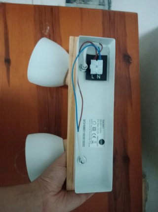 2 lámparas de mesa blancas y lampara de pared