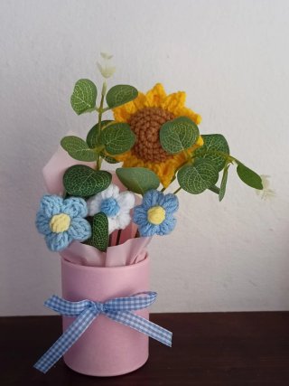 Fiori fatti a mano all'uncinetto con vasetto