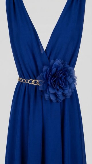 Vestido de fiesta largo azul con plumas.