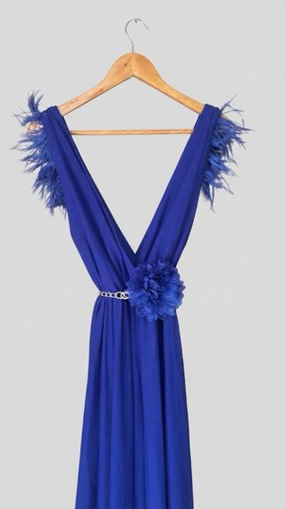 Vestido de fiesta largo azul con plumas.